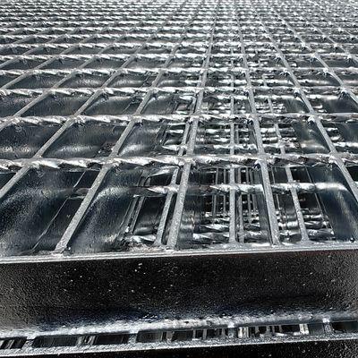 コスト効率が高く便利な溶融亜鉛めっき鋸歯状グレーチング 30 X 5 mm 亜鉛めっき歯付き鋼グレーチング タイプ2