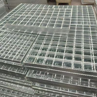 建物 の 床 と し て 働き,環境 を 飾る 鉄格子