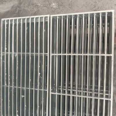 工場の床で優れた防火力を持つ強固な負荷容量を持つ鉄格子