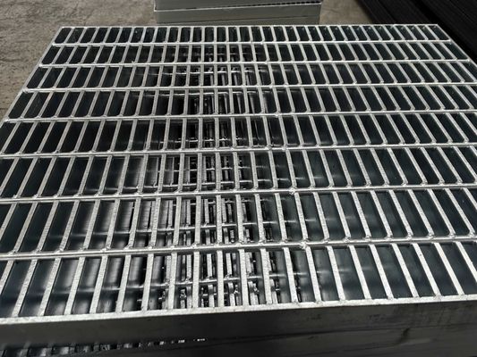 現代の銀 3mm 横棒ピッチ 工業用 溶接式 鉄格子 ホット グラス 表面