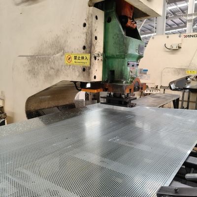 半角穴フィルタリング 孔付き金属板 30%~70% 産業用フィルタリング用 オープンエリア