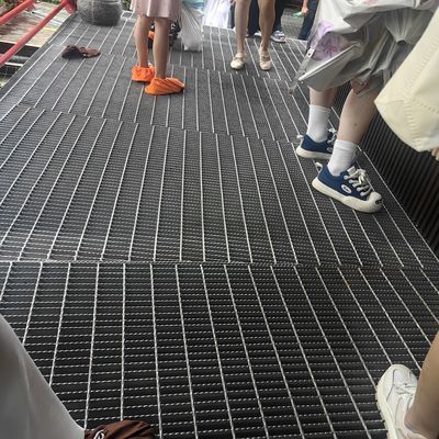 高温環境のための工業用鋼格子 圧縮された平面ベアリングバータイプ 強い耐久性 プレス溶接プロセス