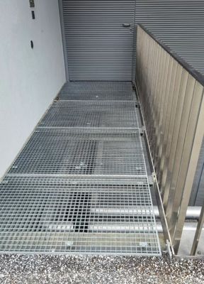 Q345 グレード 滑らない平面バー型鋼格子プラットフォーム 安全で耐久的な床のソリューション