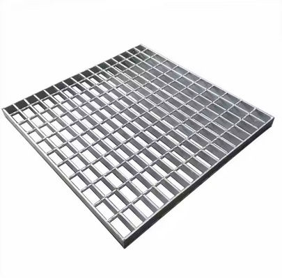 平坦な表面 100mm クロスバー間隔 ねじり工業用スチールグレーチング 高い耐久性
