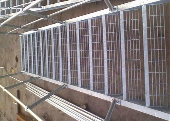 Anti-Slip Glvanized 215mm Width Steel Stair Treads Grating For Industrial Platform Or Construction