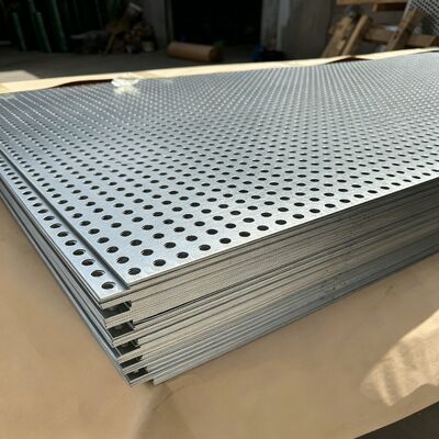 換気、遮音、滑り止め用途に設計された多機能穴あき金属板、カスタム穴パターン付き