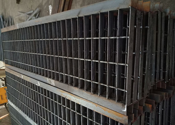 Anti-Slip Glvanized 215mm Width Steel Stair Treads Grating For Industrial Platform Or Construction