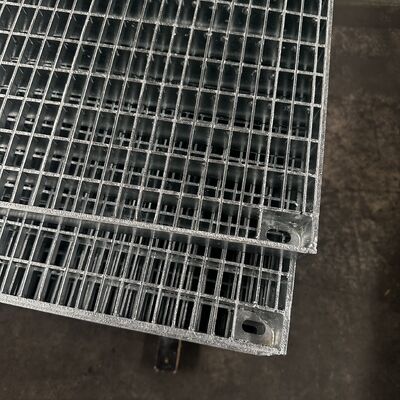 標準の距離と負荷負荷を持つ産業用鋼格子