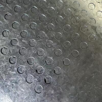 穴あき金属板は、吸音性、通気性、ろ過性を備え、構造が安定しており、耐久性も高いです。