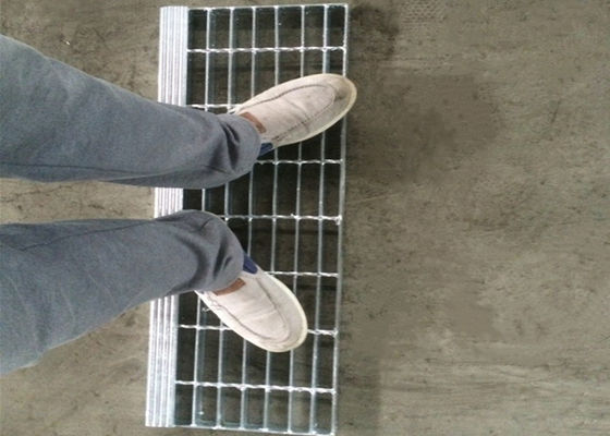 Anti-Slip Glvanized 215mm Width Steel Stair Treads Grating For Industrial Platform Or Construction