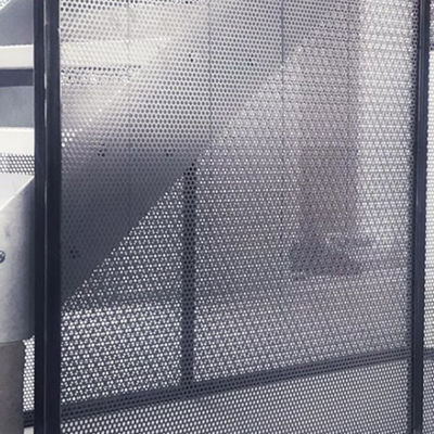 鋸歯状にされた0.6mmは窓のドアのためのステンレス製の版を打ち抜いた